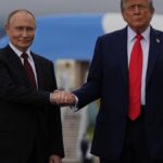 donald-trump,-vladimir-putin-shake-fingers-at-begin-of-alaska-summit