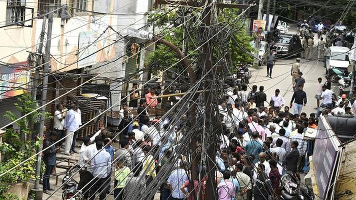 widespread-broadband-outage-in-hyderabad-as-electrical-energy-division-removes-dangling-cables-of-isps