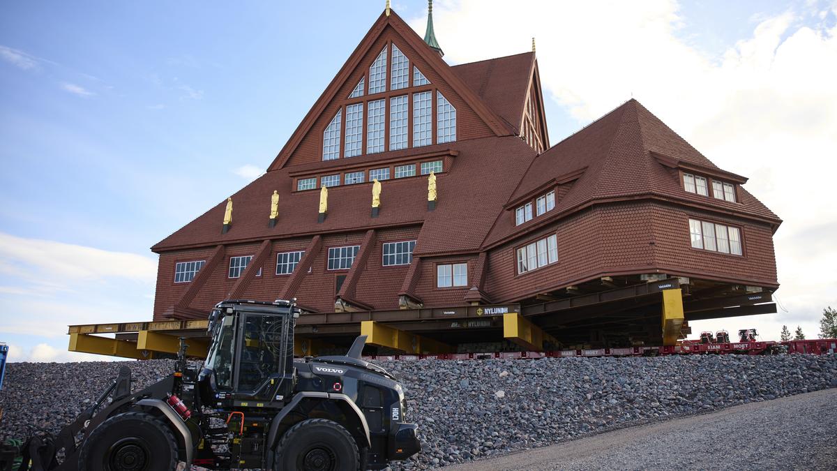 historic-swedish-church-arrives-at-new-house-after-two-day-journey