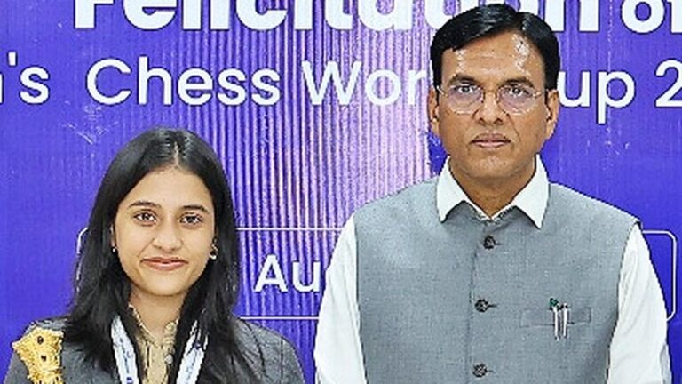 chess-|-sports-minister-felicitates-world-cup-champion-divya-deshmukh