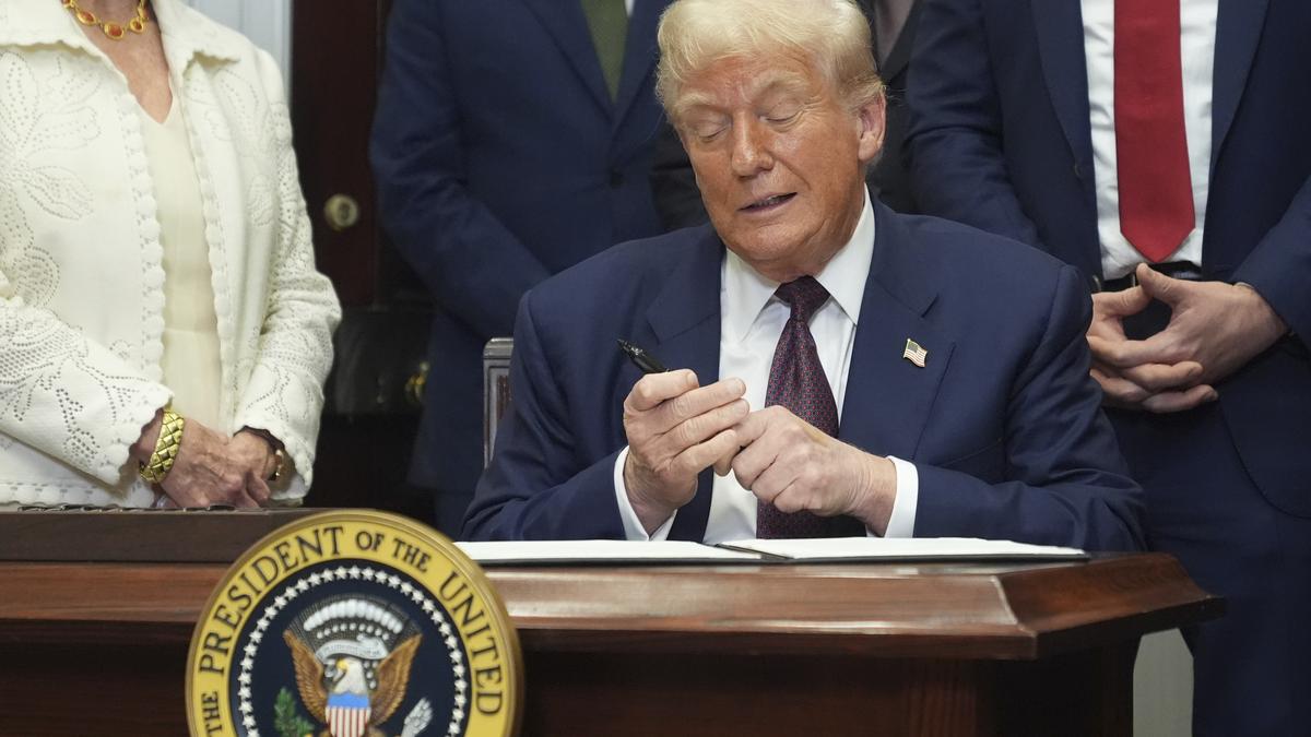 smithsonian-museum-removes-trump-impeachment-references:-report