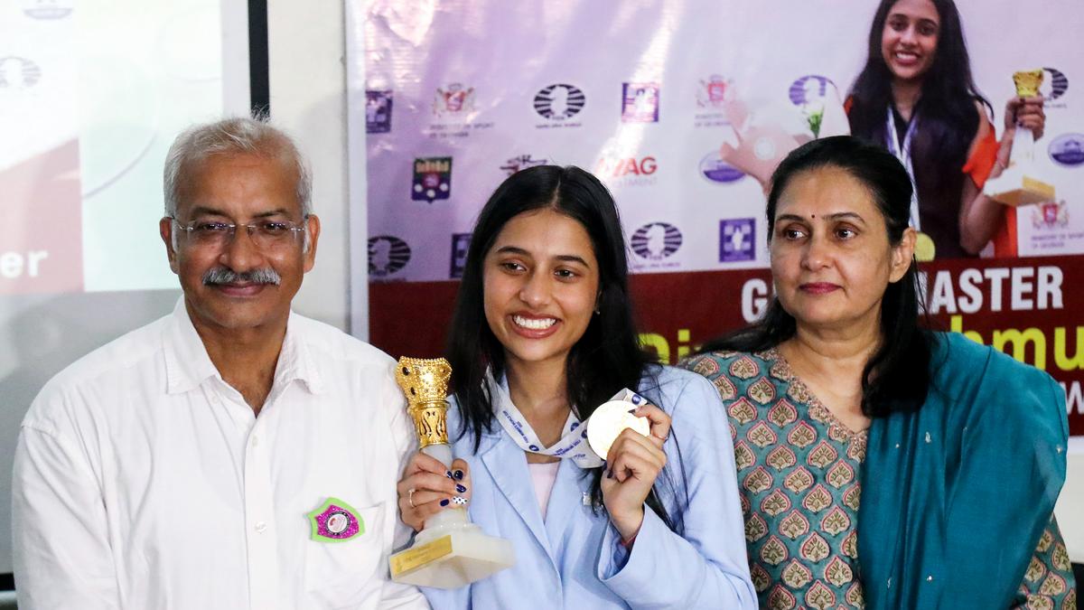 chief-justice-of-india-gavai-visits-chess-champion-divya-deshmukh-at-her-residence,-hails-her;-recollects-previous-household-ties