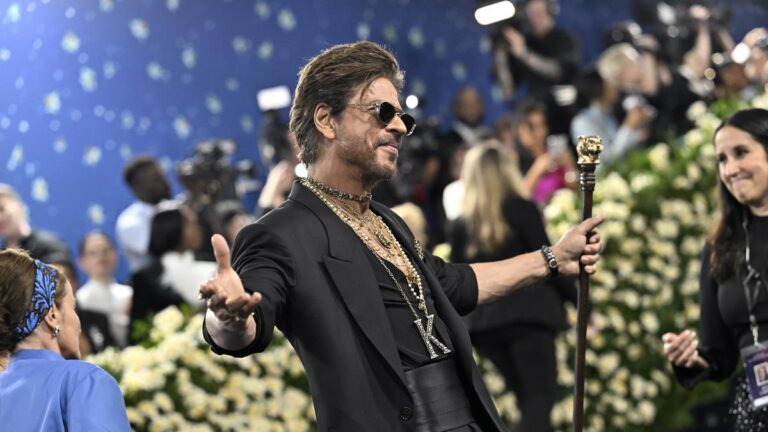 shah-rukh-khan-thanks-kamal-haasan,-mohanlal,-juhi-chawla-for-his-or-her-needs-after-his-first-ever-national-award-win