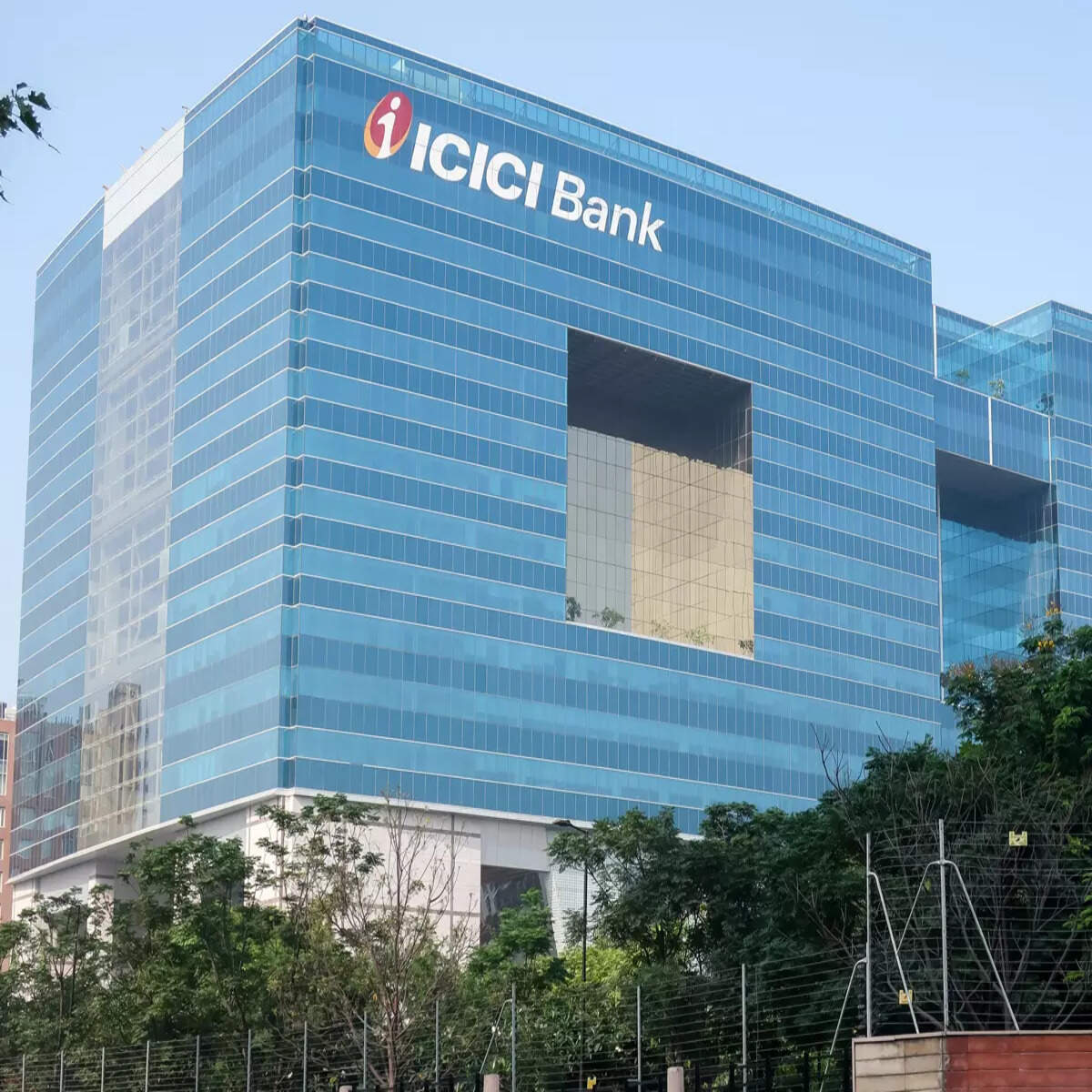ICICI Bank shuns the mass, bets on the rich - The Economic Times