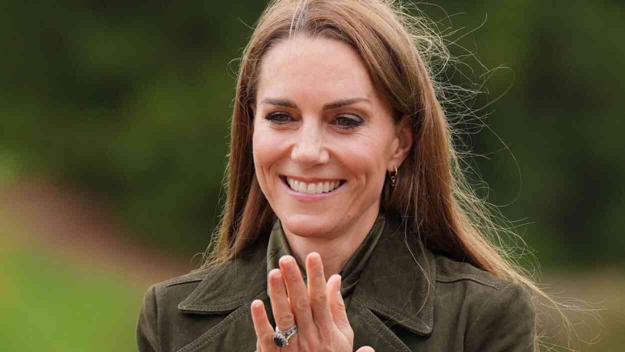 kate-middleton-subtly-modifies-engagement-ring-stack,-provides-fifth-band.-details-right-here