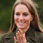 kate-middleton-subtly-modifies-engagement-ring-stack,-provides-fifth-band.-details-right-here
