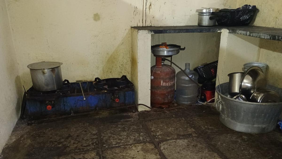telangana-food-safety-process-power-flags-unhygienic-circumstances-in-weight-loss-plan-kitchens-of-hyderabad-authorities-hospitals