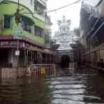rolls-royce-will-get-caught-in-the-midst-of-waterlogged-highway-in-kolkata,-deserted-on-spot