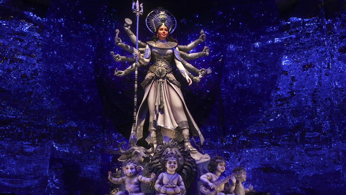 durga-puja-2025:-kolkatas-pandals-brim-with-creativity,-religion,-and-love-tales