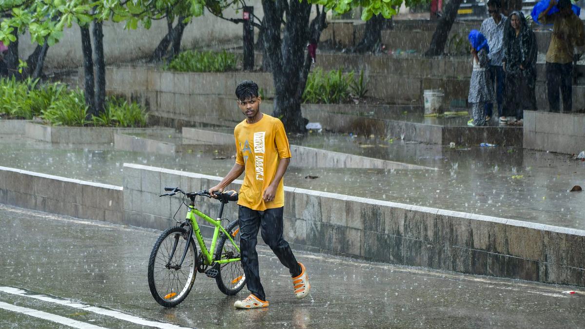 mumbai-rains:-orange-alert-in-place;-gentle-to-average-showers-in-metropolis