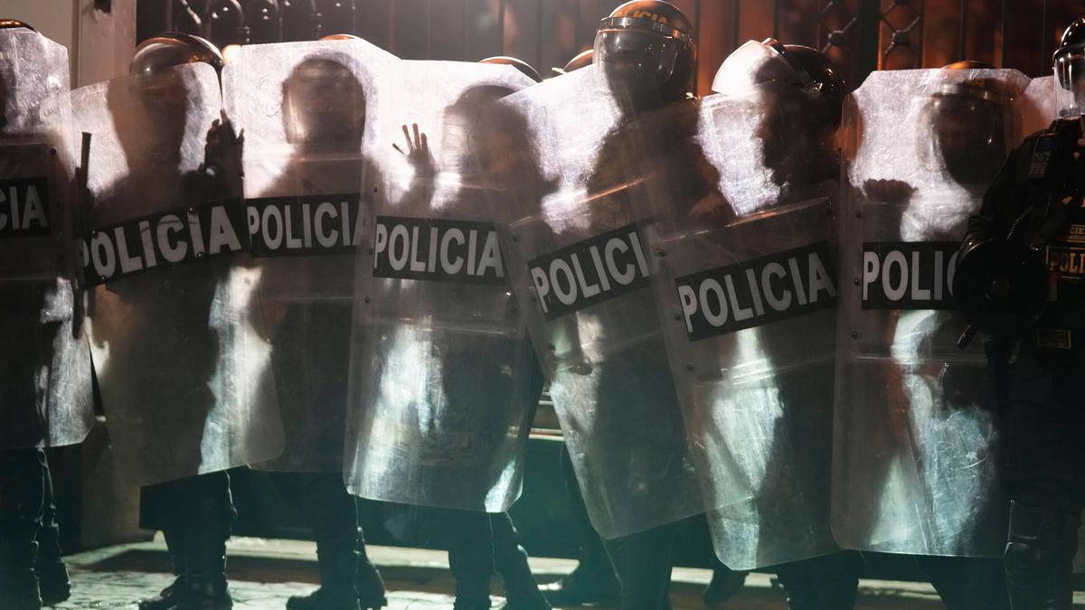 at-least-19-injured-in-peru-anti-government-protests