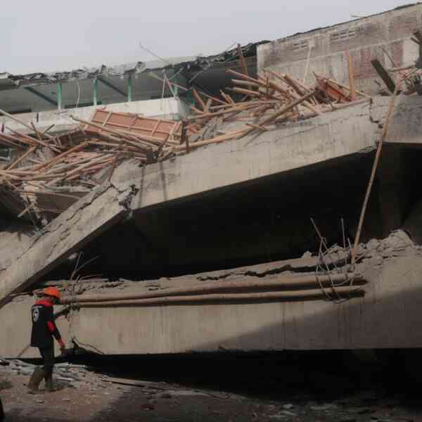 islamic-faculty-constructing-collapses-in-indonesia,-at-the-least-65-college-students-presumed-buried-underneath-rubble