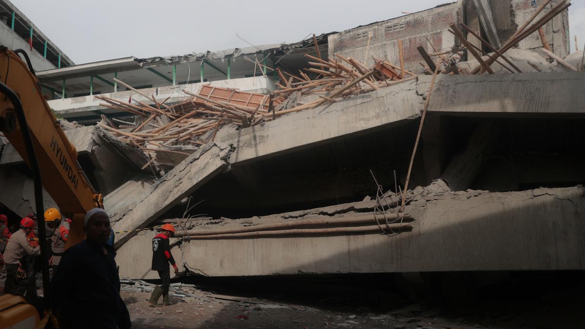 islamic-faculty-constructing-collapses-in-indonesia,-at-the-least-65-college-students-presumed-buried-underneath-rubble