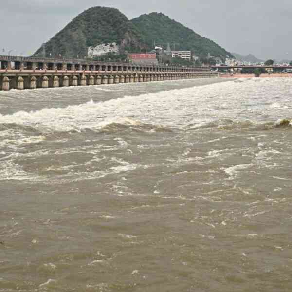 andhra-pradesh:-heavy-flood-stream-inkrishna-and-godavari-rivers,-alerts-issued