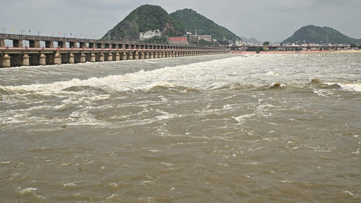 andhra-pradesh:-heavy-flood-stream-inkrishna-and-godavari-rivers,-alerts-issued