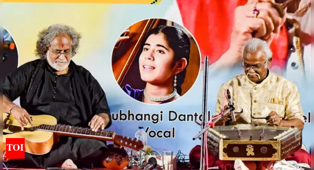 Kolkata witnessed an eclectic jugalbandi of Vishwamohan Bhatt and ...
