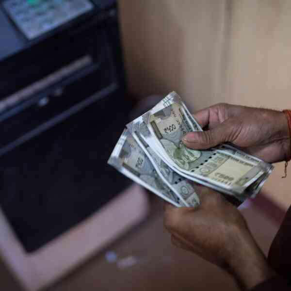 Rupee rises 5 paise against U.S. dollar in early trade - The Hindu