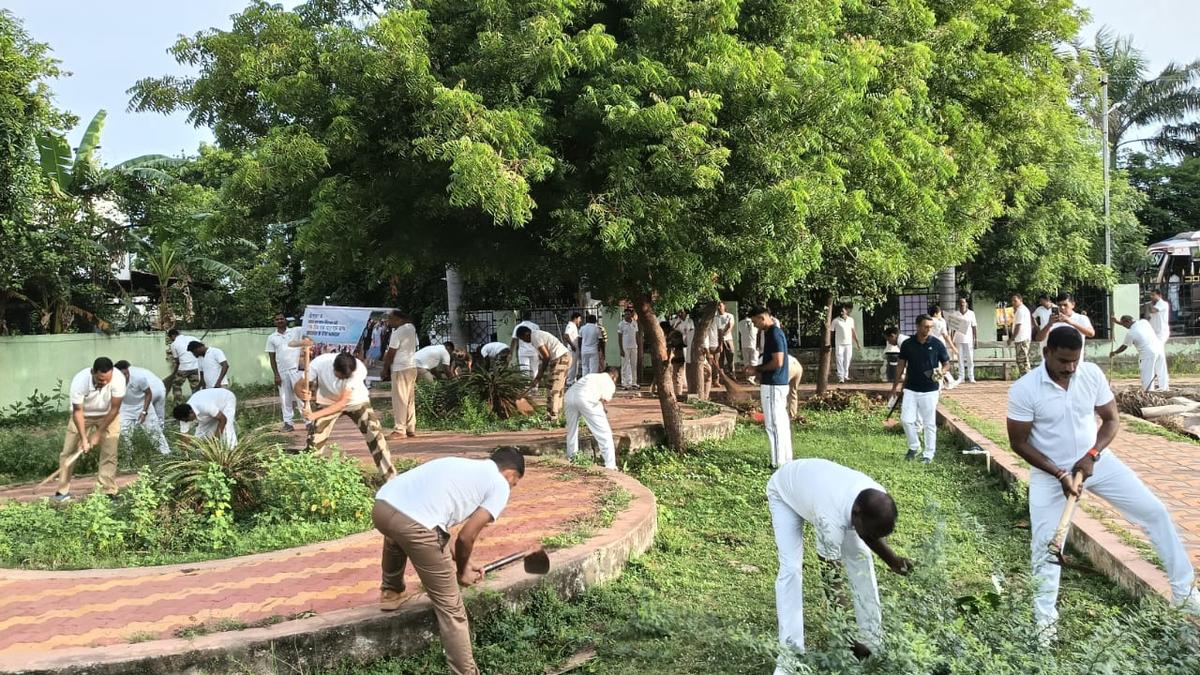 cisf-personnel,-railway-officers-perform-cleanliness-drive-in-tiruchi
