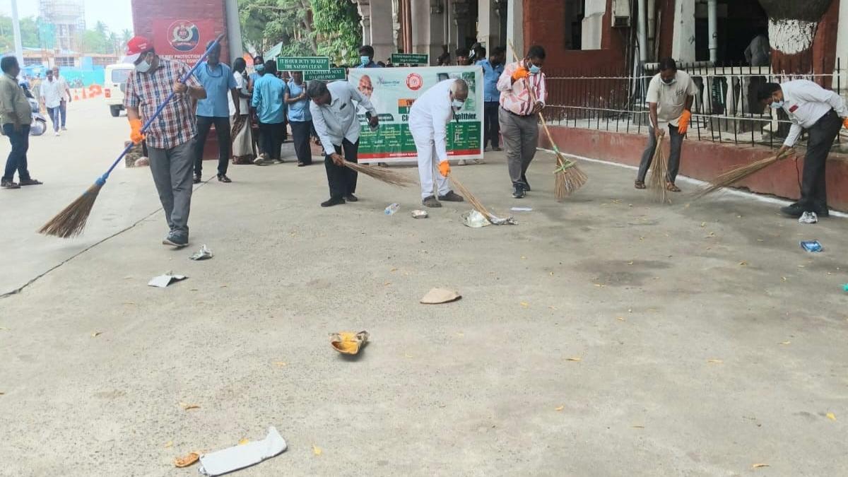 railways-should-maintain-month-to-month-clean-up-drives:-commuters