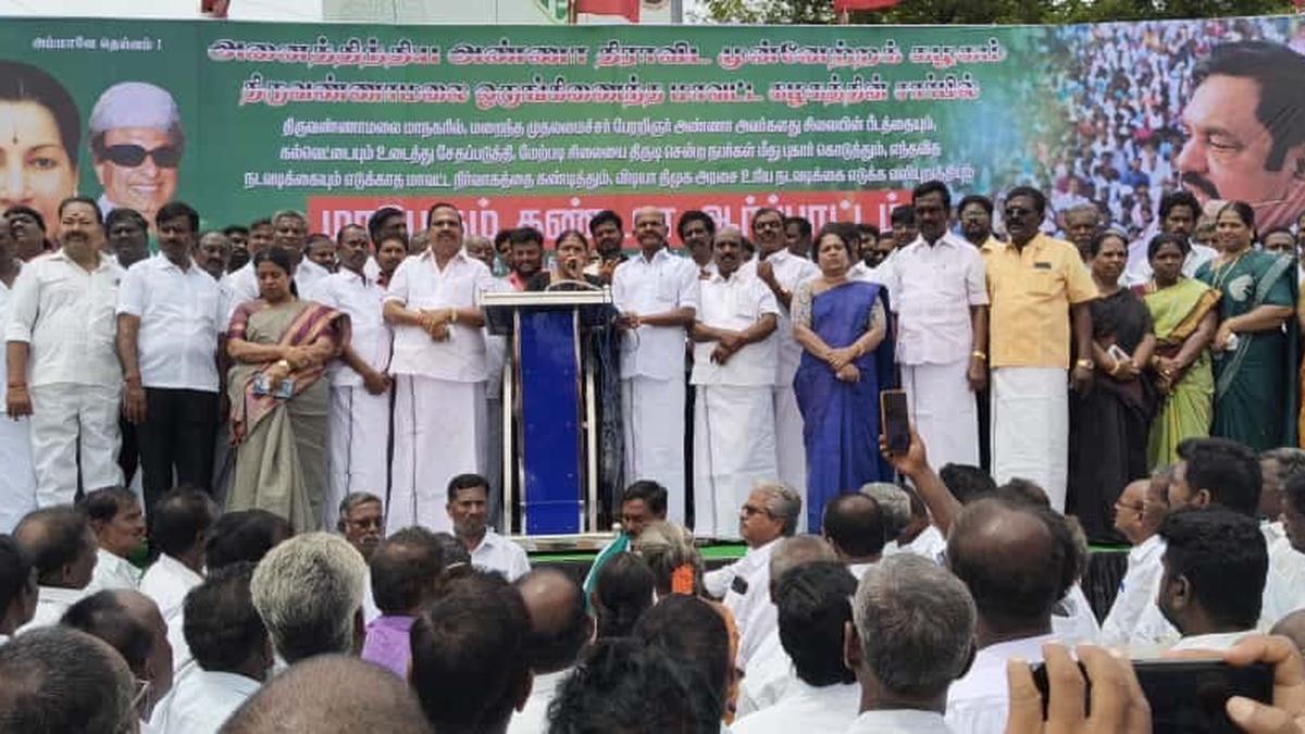 highways-dept.-to-place-again-annadurais-statue-amid-aiadmks-protest-in-tiruvannamalai