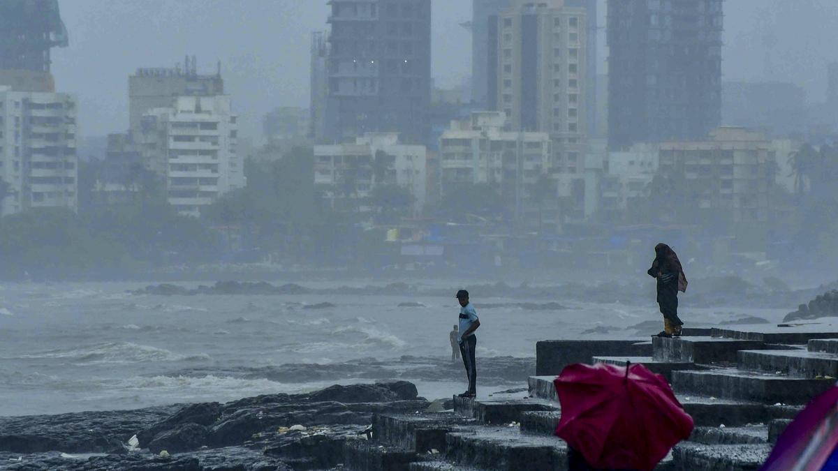 imd-points-cyclone-shakti-warning-for-maharashtra;-heavy-rains-anticipated-till-october-7