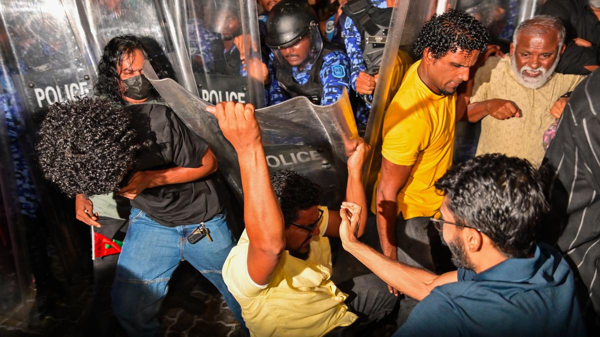 maldives-police-arrest-8-demonstrators-throughout-opposition-celebration-protest