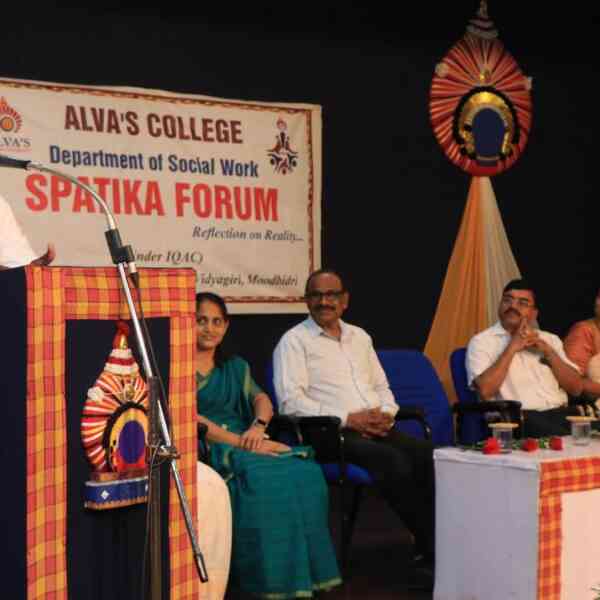 social-activist-eshwar-malpe-cautions-kids,-youngsters-towards-taking-undesirable-dangers-to-take-selfies