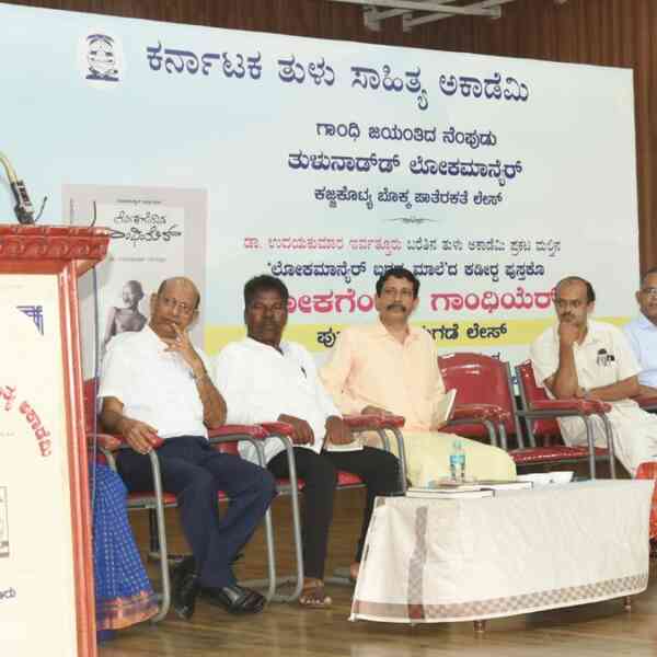 gandhiji-received-over-the-world-together-with-his-reality-and-non-violence:-former-cm-veerappa-moily