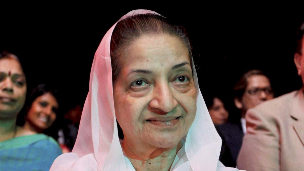 veteran-actor-sandhya-shantaram-dies-at-94;-maharashtra-cm-devendra-fadnavis-condoles-the-demise