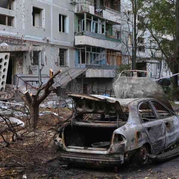 russian-strikes-kill-5-in-ukraine,-trigger-energy-outages