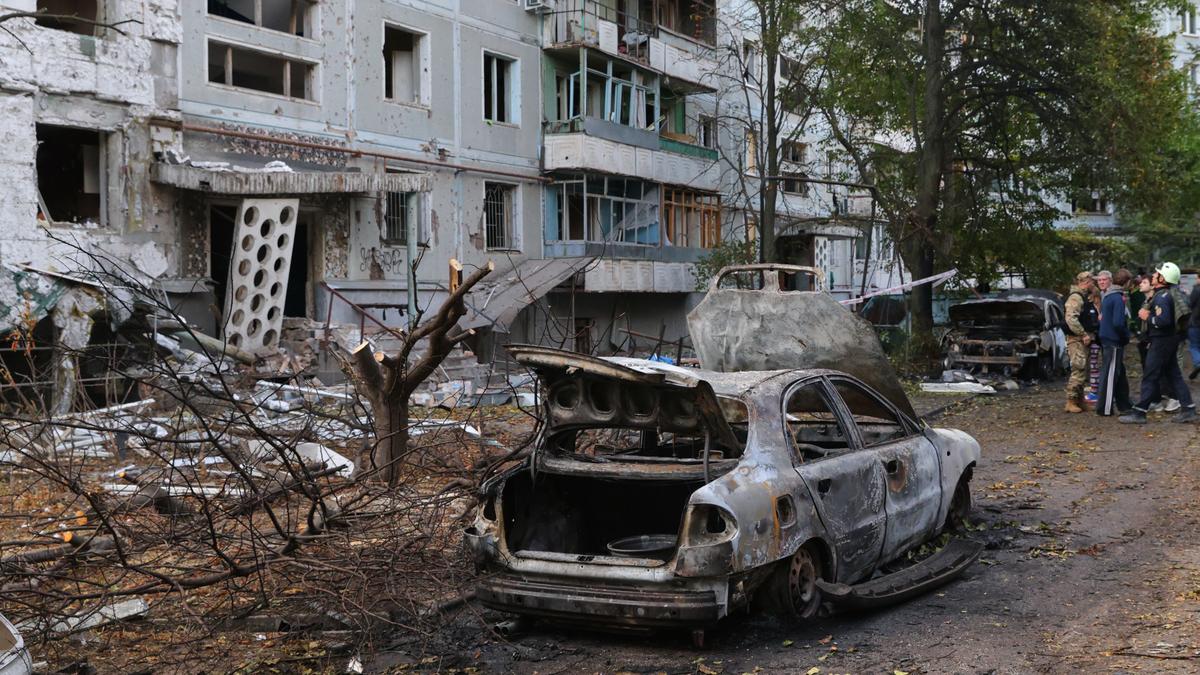 russian-strikes-kill-5-in-ukraine,-trigger-energy-outages