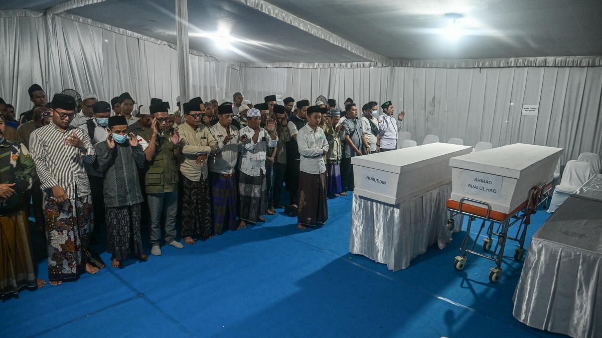 indonesia-college-constructing-collapse:-death-toll-rises-above-50