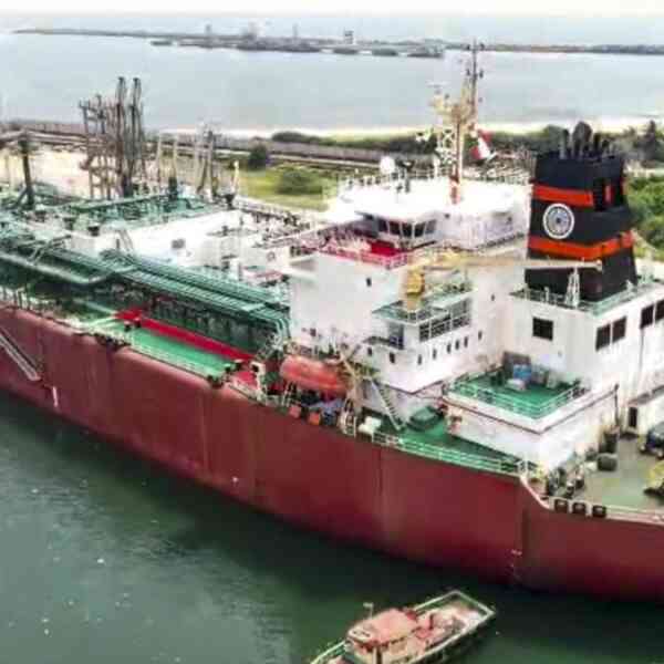 sonowal-accords-ceremonial-welcome-to-very-large-gas-carrier-shivalik