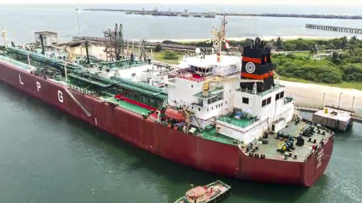 sonowal-accords-ceremonial-welcome-to-very-large-gas-carrier-shivalik