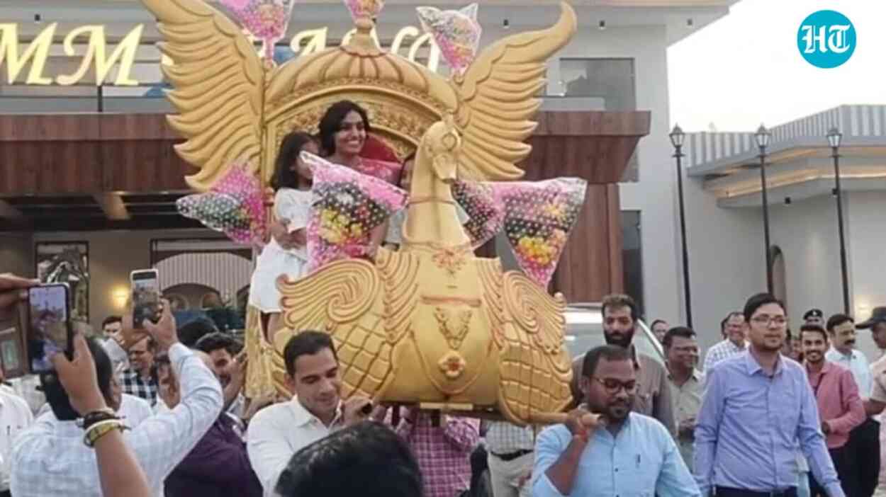 ias-officer-sanskriti-jain-will-get-royal-farewell-in-madhya-pradesh,-carried-on-golden-palanquin
