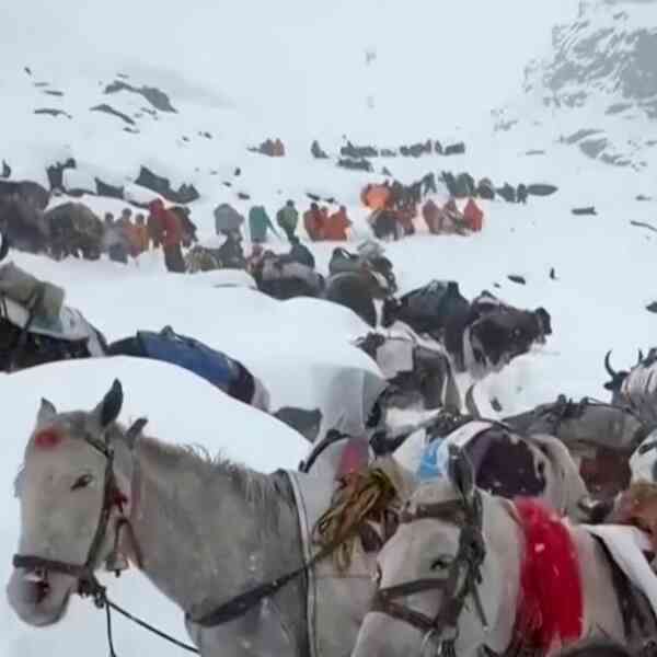 hundreds-of-hikers-rescued-from-mount-everest-after-extreme-snowstorm