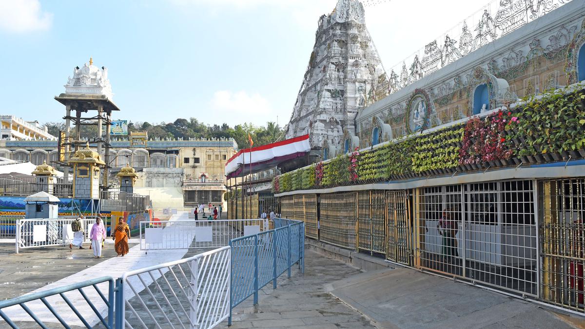 claiming-to-be-pmo-workers,-conman-tries-to-get-tirumala-darshan-tickets