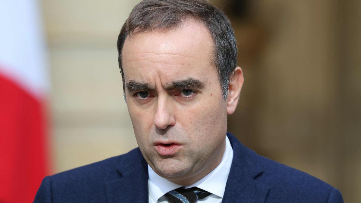 france’s-outgoing-prime-minister-expects-macron-to-call-his-substitute-in-48-hours