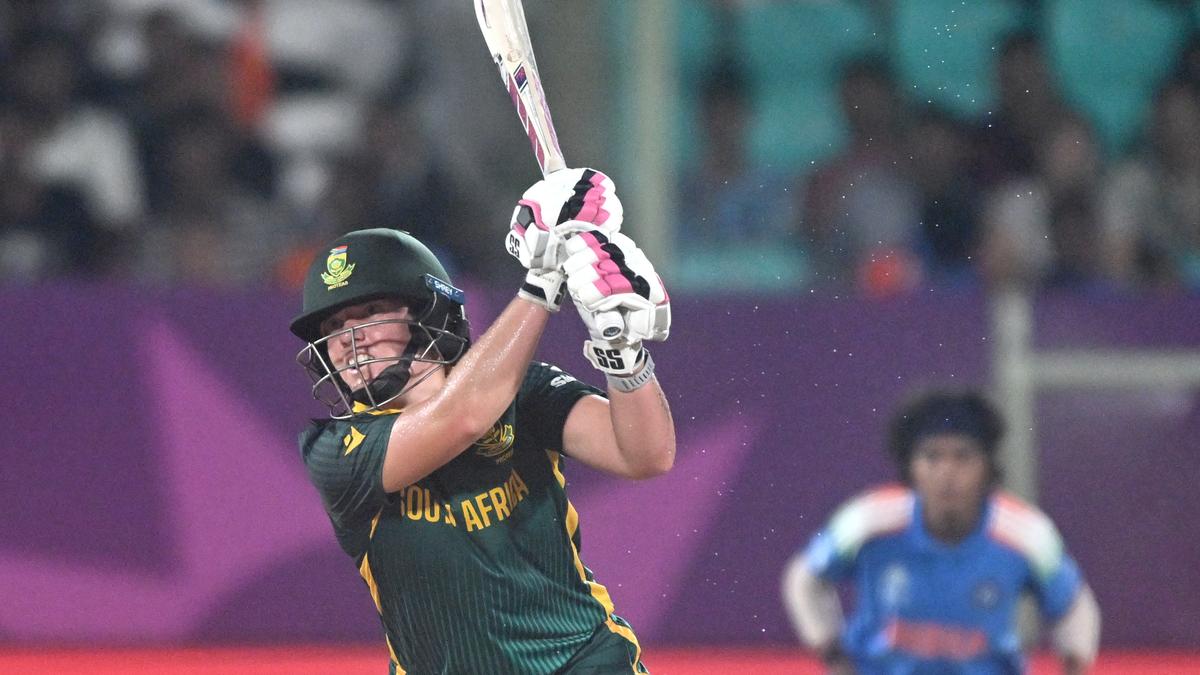 womens-odi-world-cup-|-nadine-de-klerk-walks-the-speak-in-south-africas-run-chase
