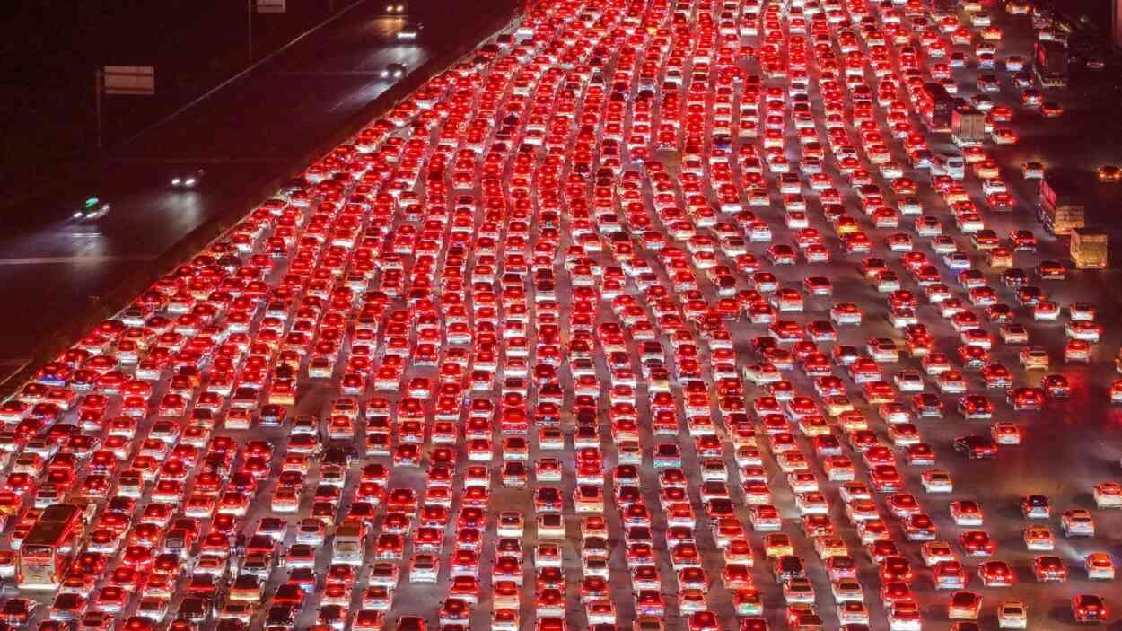 chinas-36-lane-freeway-turns-right-into-a-sea-of-purple-lights-as-tens-of-millions-return-after-nationwide-vacation