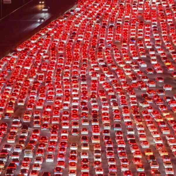 chinas-36-lane-freeway-turns-right-into-a-sea-of-purple-lights-as-tens-of-millions-return-after-nationwide-vacation