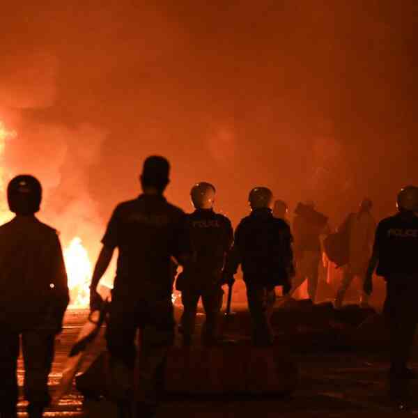 at-least-2-useless,-dozens-injured-in-lahore-amid-clashes-between-islamist-celebration-supporters-and-pakistan-police