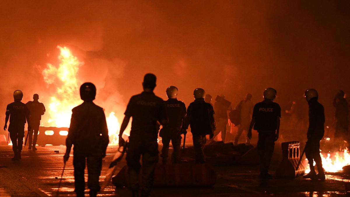 at-least-2-useless,-dozens-injured-in-lahore-amid-clashes-between-islamist-celebration-supporters-and-pakistan-police