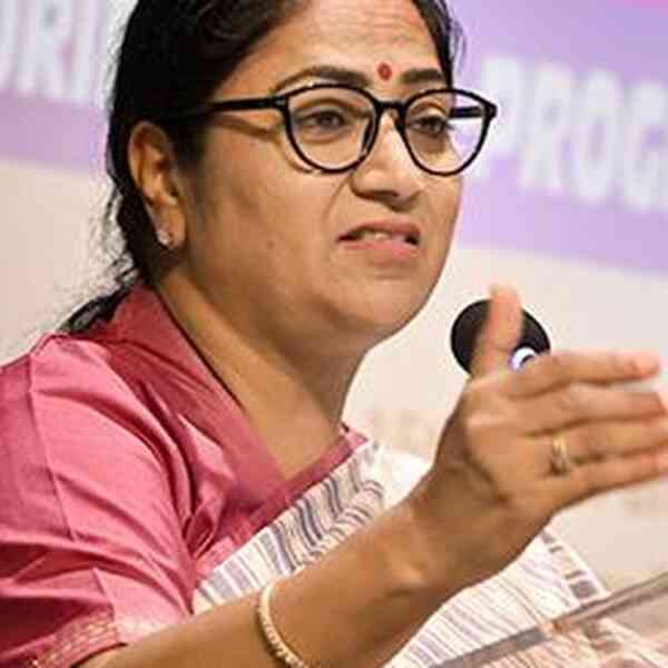 delhi-cm-distributes-ex-gratia-of-1-crore-to-households-of-11-corona-warriors