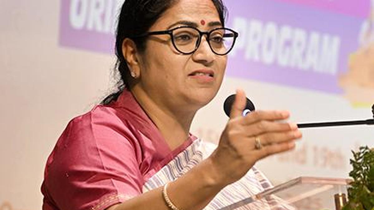 delhi-cm-distributes-ex-gratia-of-1-crore-to-households-of-11-corona-warriors