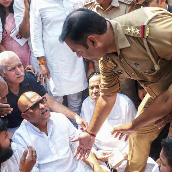 police-cease-congress-leaders-from-visiting-rae-bareli-lynching-victims-household