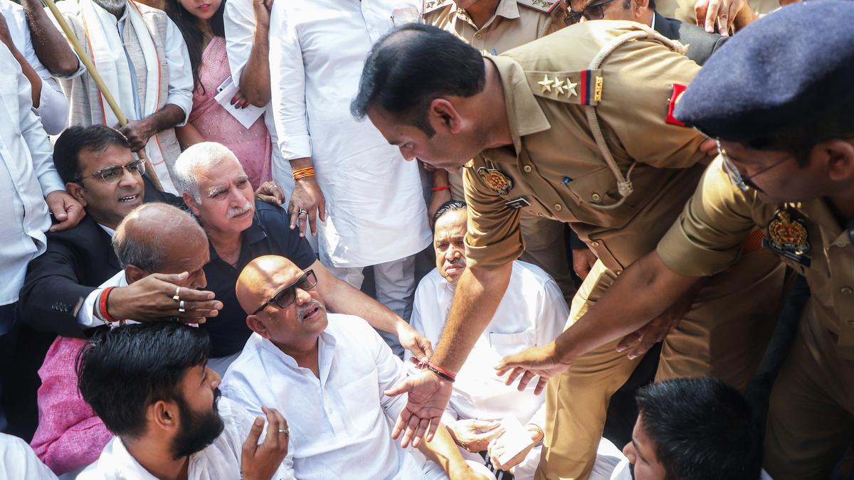 police-cease-congress-leaders-from-visiting-rae-bareli-lynching-victims-household