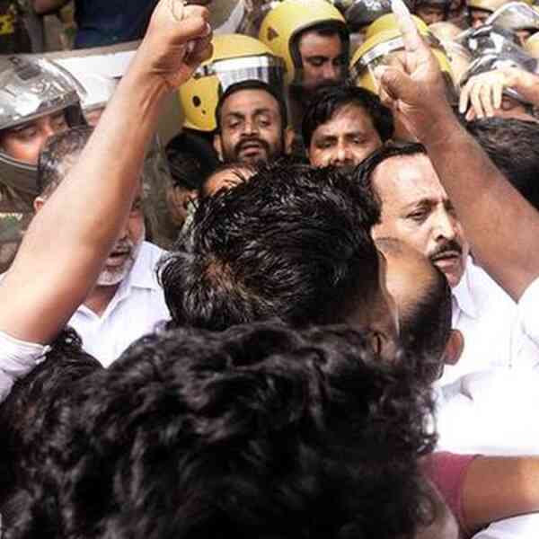 congress,-udf-rally-round-shafi-after-police-assault-at-perambra