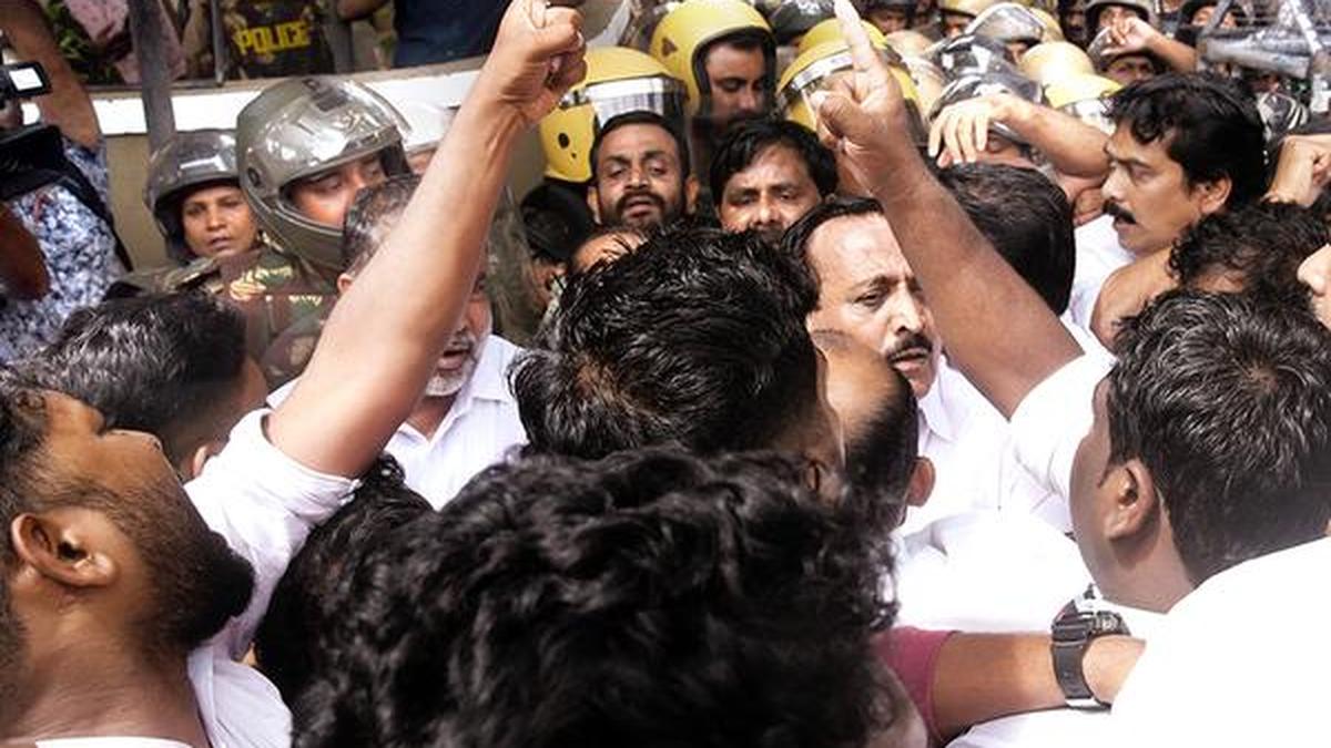 congress,-udf-rally-round-shafi-after-police-assault-at-perambra