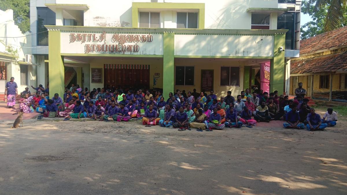nagapattinam-sanitation-employees-name-off-three-day-strike,-to-get-a-increase-in-wages